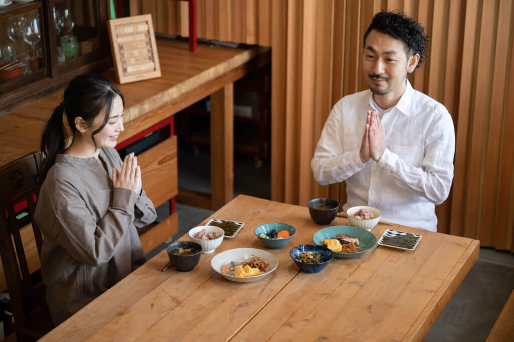 沈黙を重苦しい雰囲気と感じずに、まるで家族と食事してるような感覚